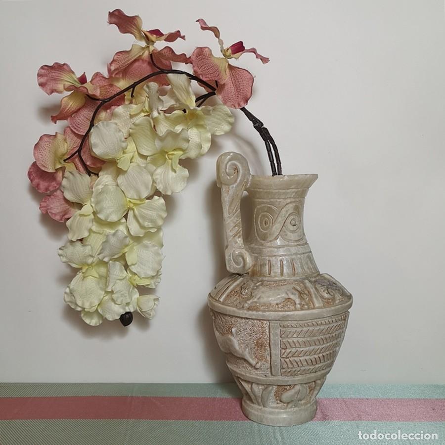 Antig&uuml;edades: Jarr&oacute;n de Alabastro con Relieve de Animales - Foto 9