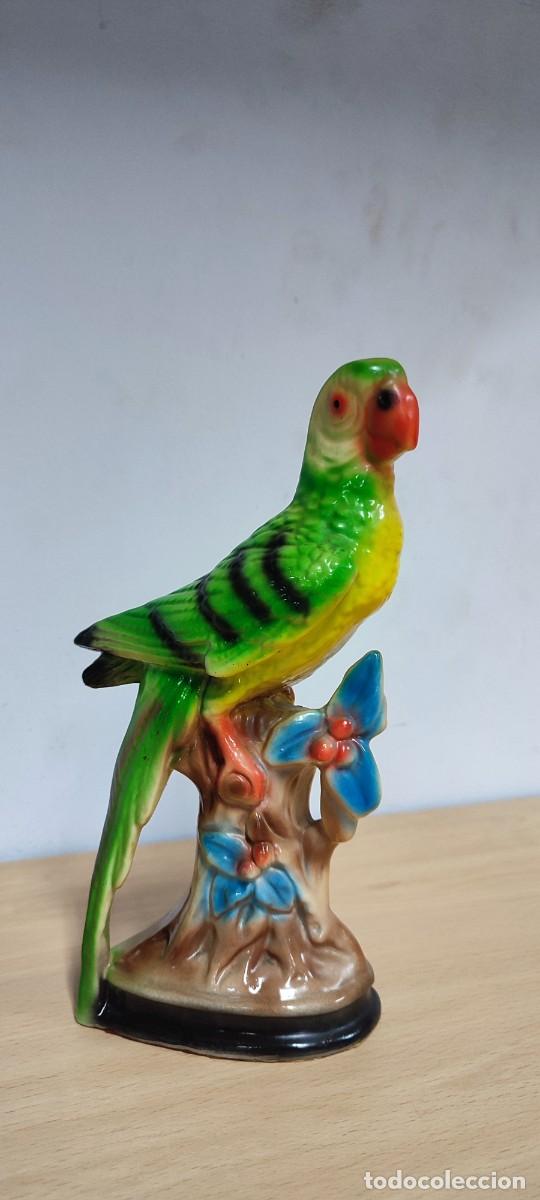 Antig&uuml;edades: Figura de loro o guacamayo en porcelana pintada de los a&ntilde;os 60/70 - KITSCH VINTAGE CHALKWARE