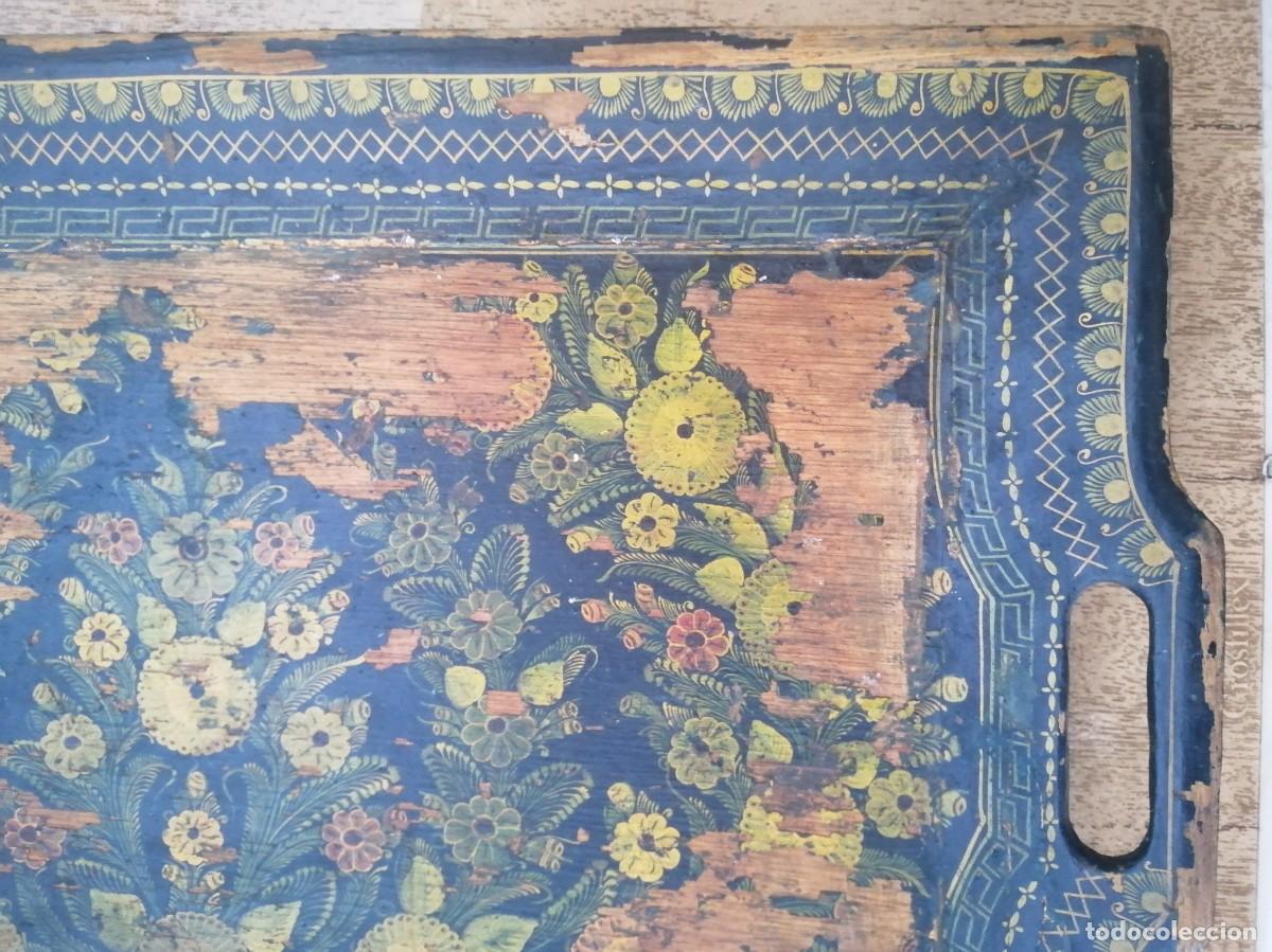 Antig&uuml;edades: Antigua bandeja de madera pintads - Foto 5