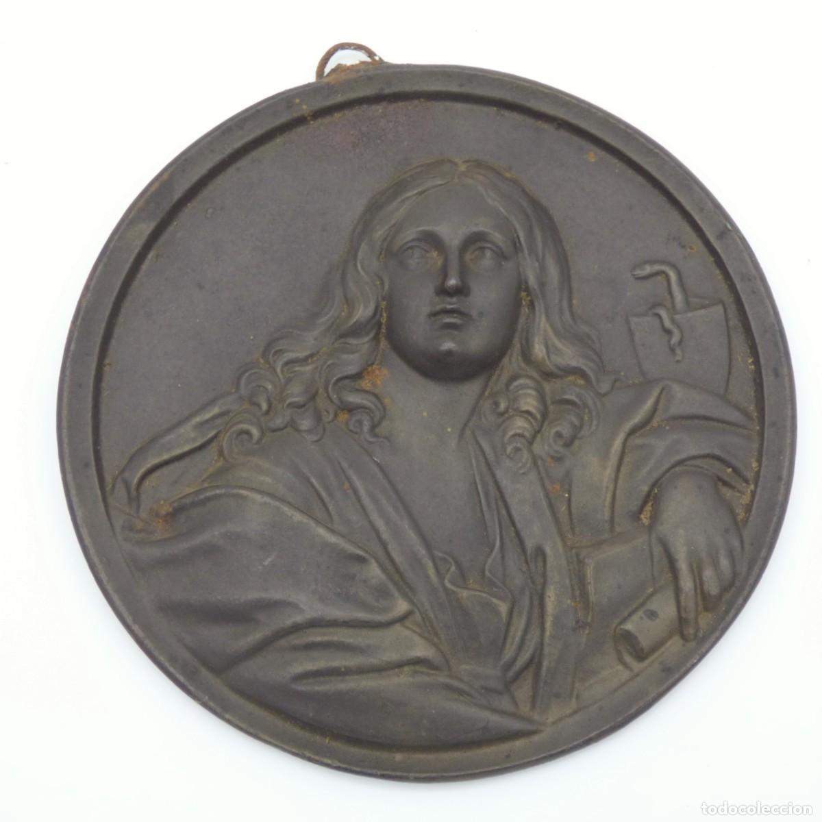 Antig&uuml;edades: Placa redonda en relieve bronceada. 1880 - 1900 - Foto 1