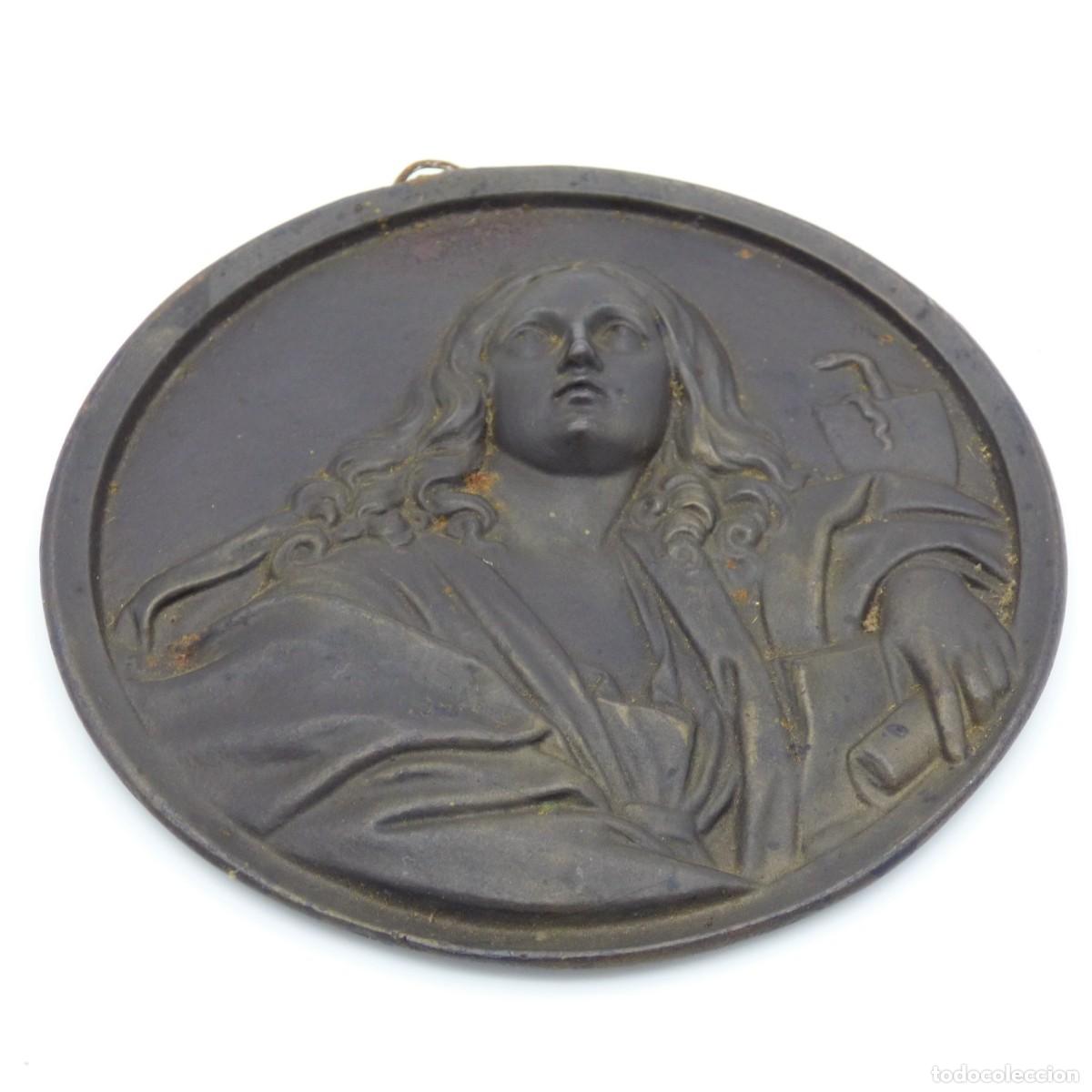 Antig&uuml;edades: Placa redonda en relieve bronceada. 1880 - 1900 - Foto 2