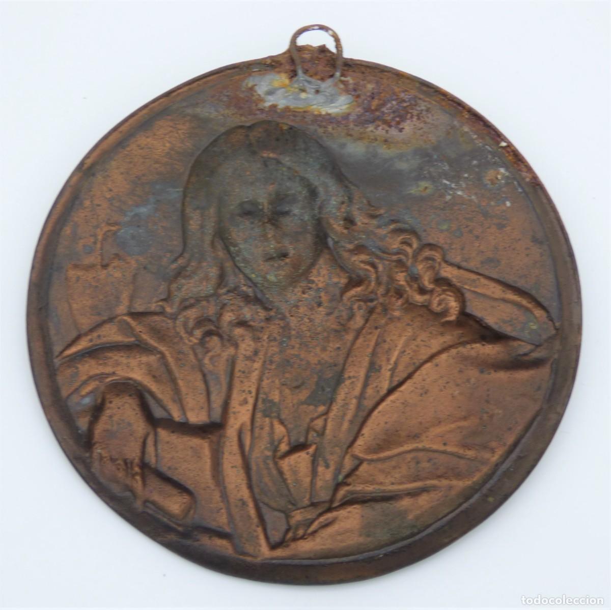 Antig&uuml;edades: Placa redonda en relieve bronceada. 1880 - 1900 - Foto 3
