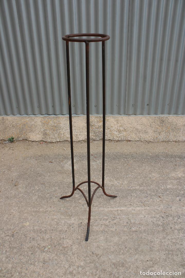 Antig&uuml;edades: macetero de hierro de forja - Foto 3