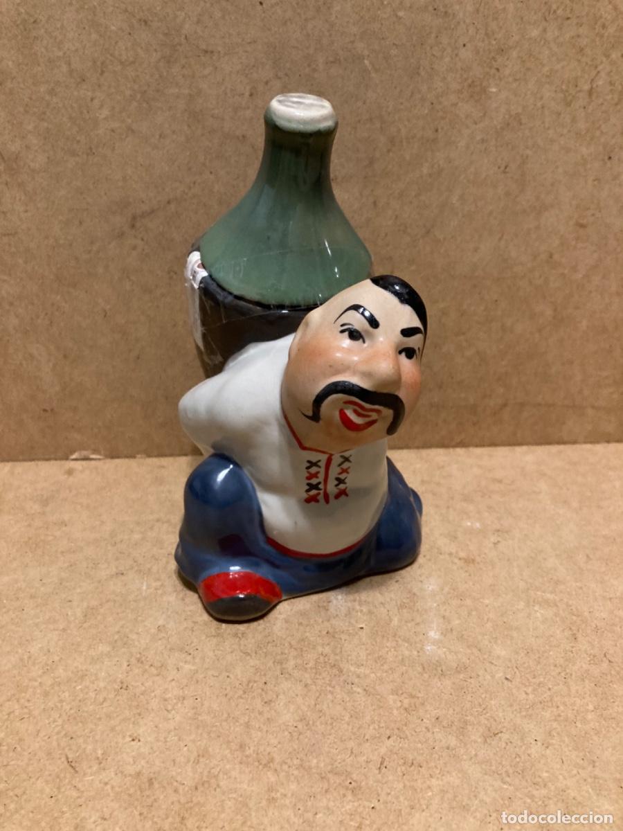 Antig&uuml;edades: Figura de cer&aacute;mica botella de vodka - Foto 2