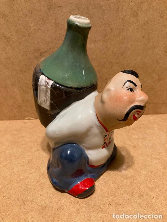 Antig&uuml;edades: Figura de cer&aacute;mica botella de vodka - Foto 1
