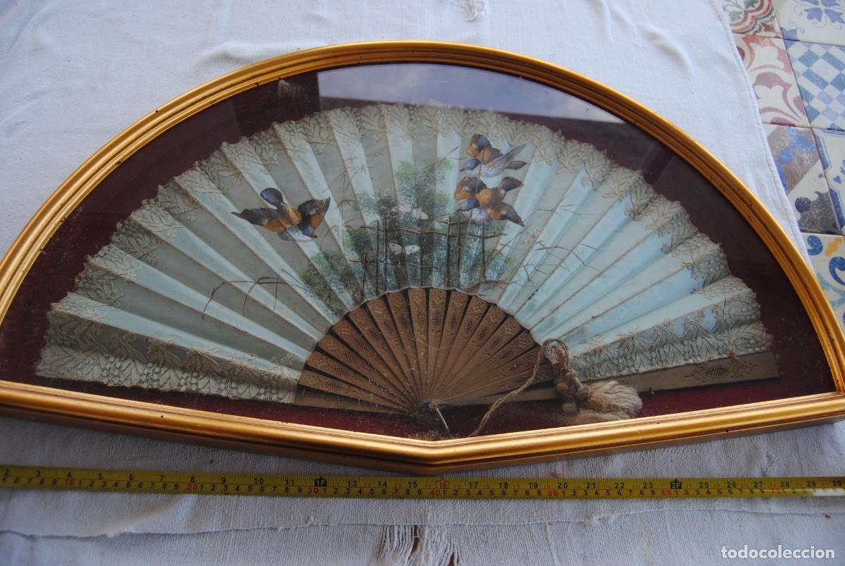 Antig&uuml;edades: abanico en seda siglo XIX. con expositor. - Foto 1