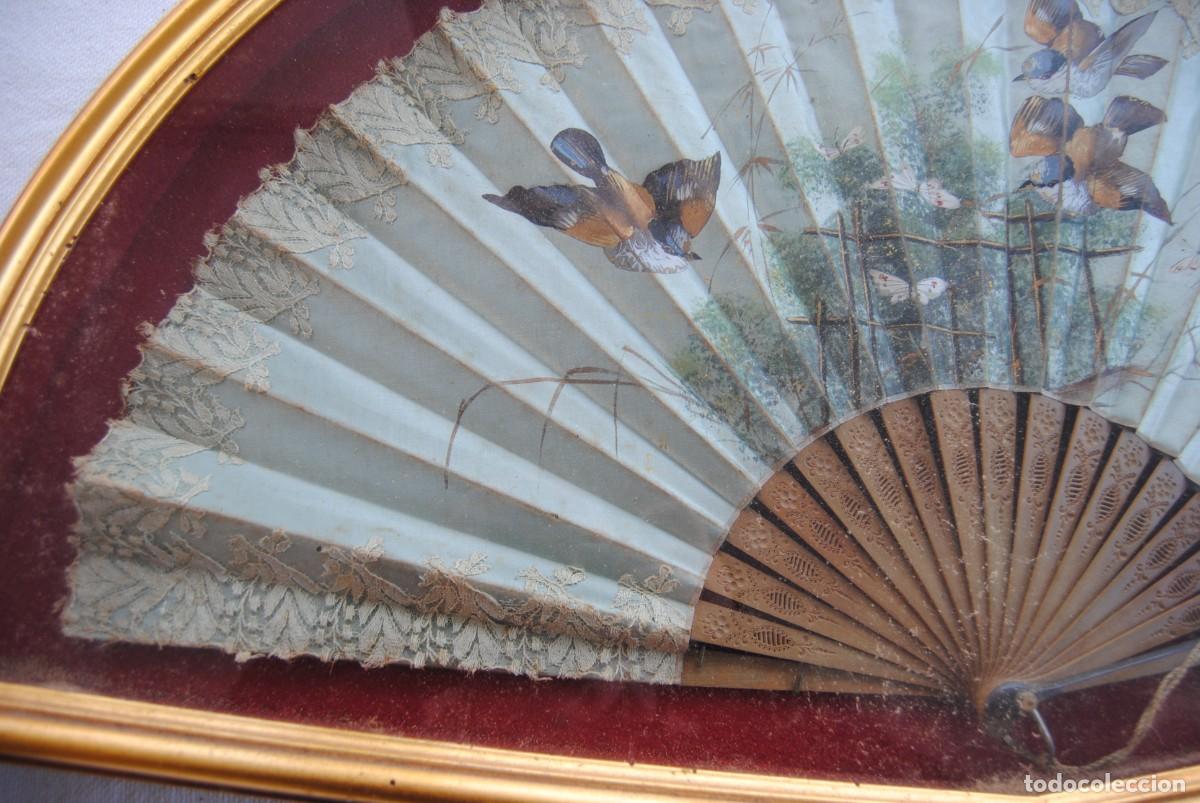 Antig&uuml;edades: abanico en seda siglo XIX. con expositor. - Foto 3