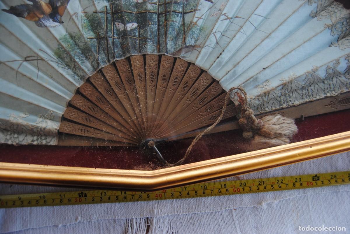 Antig&uuml;edades: abanico en seda siglo XIX. con expositor. - Foto 4