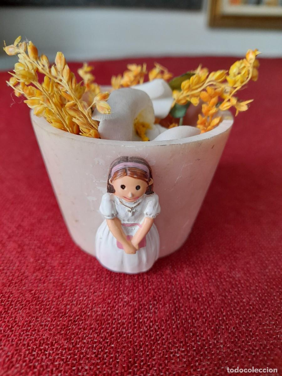 Oggetti Antichi: Cubilete con ni&ntilde;a de primera comuni&oacute;n de pasta sint&eacute;tica