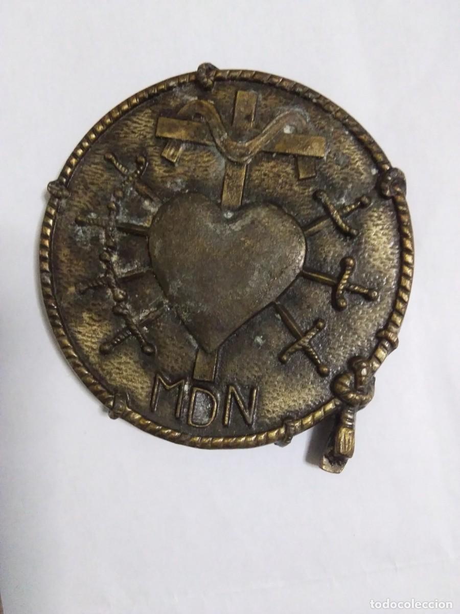 Antig&uuml;edades: Medall&oacute;n en bronce Virgen Dolorosa - Foto 2