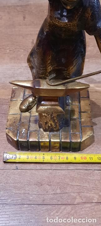 Antig&uuml;edades: FIGURA DE BRONCE HERRERO EN FRAGUA - Foto 3
