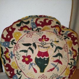 Cojin bordado Lagartera ( Toledo) fines s. XIX etnologia.