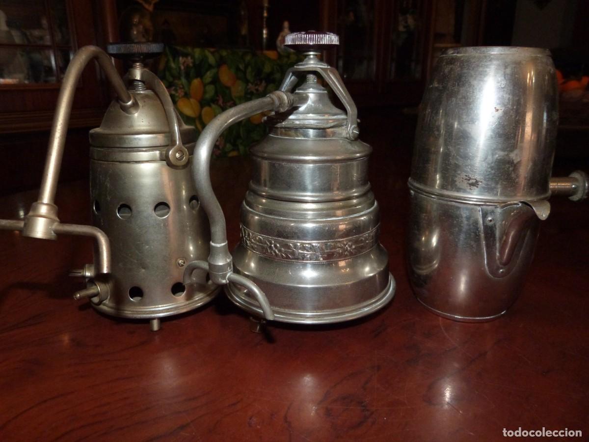 Antig&uuml;edades: DOS ANTIGUAS CAFETERAS EL&Eacute;CTRICAS DE METAL PLATEADO Y OTRA COCINA
