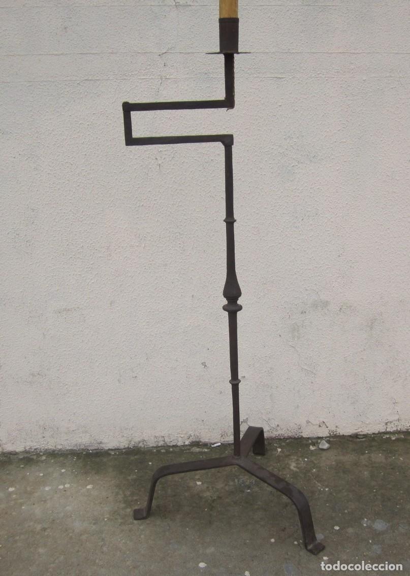 Antig&uuml;edades: Candelabro de pie en forja fuste de pera - Foto 1
