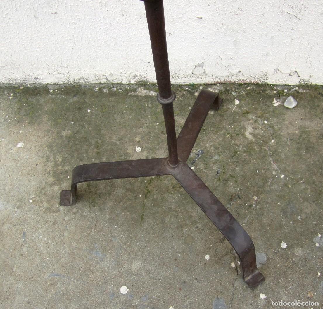 Antig&uuml;edades: Candelabro de pie en forja fuste de pera - Foto 2