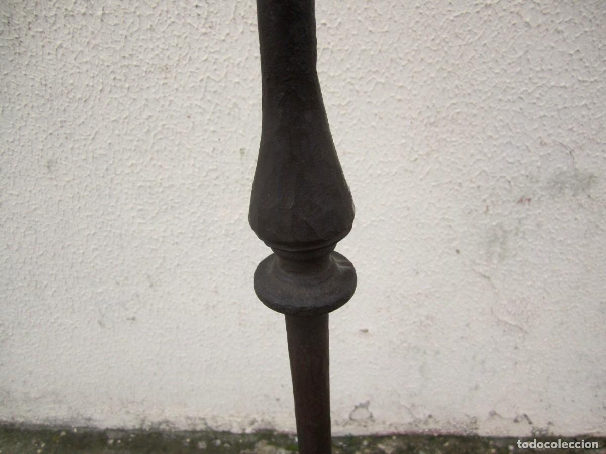 Antig&uuml;edades: Candelabro de pie en forja fuste de pera - Foto 3