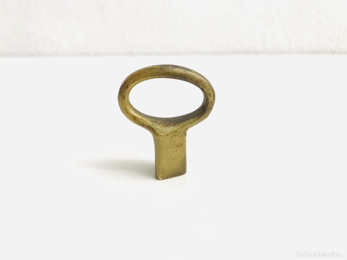 Oggetti Antichi: LLAVE DE BRONCE O LATON COMO COLGANTE O PARA JUGUETE ANTIGUO O CAJA