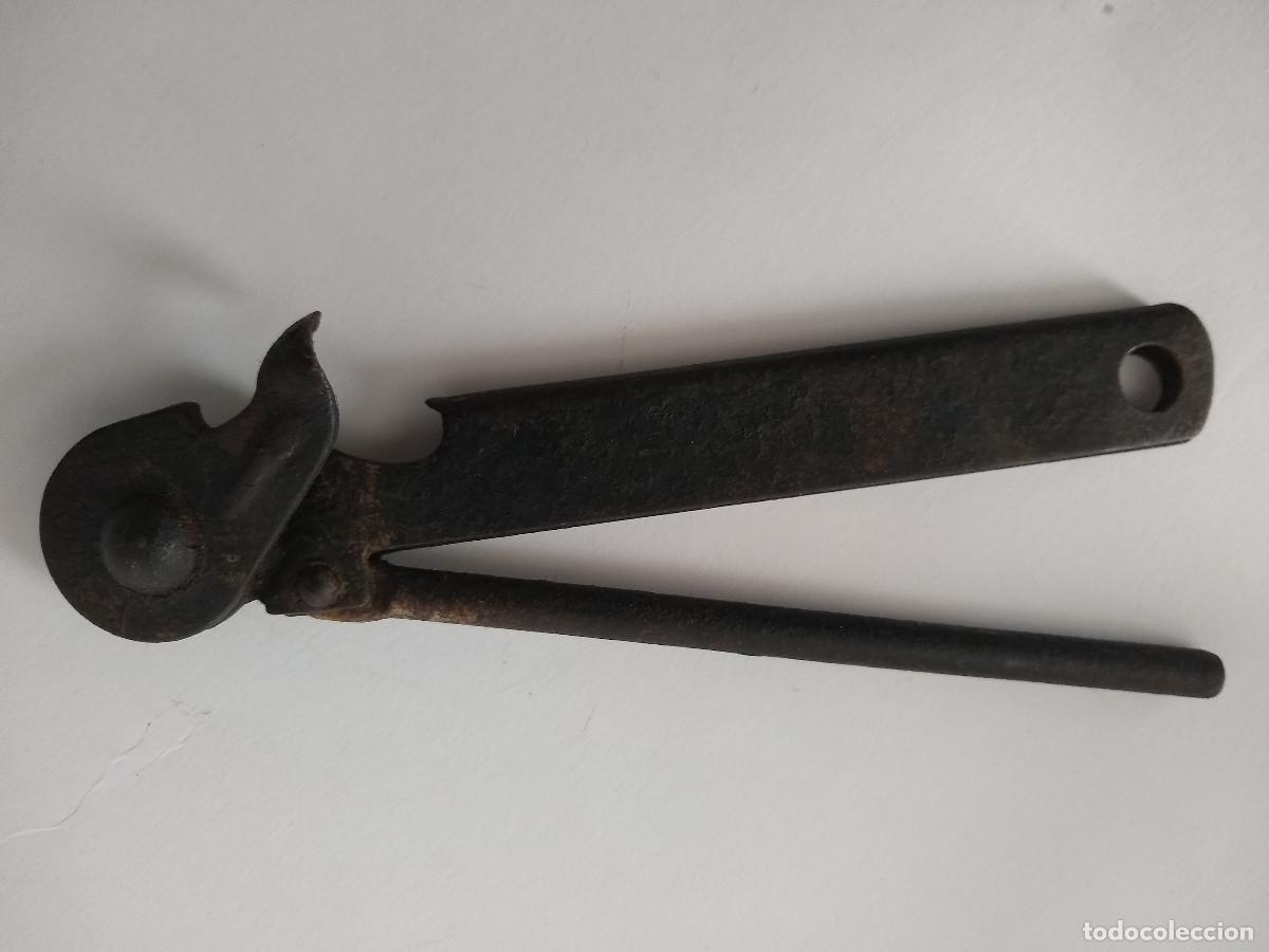 Antig&uuml;edades: Antiguo multiusos abrebotellas abrelatas en hierro - Foto 2