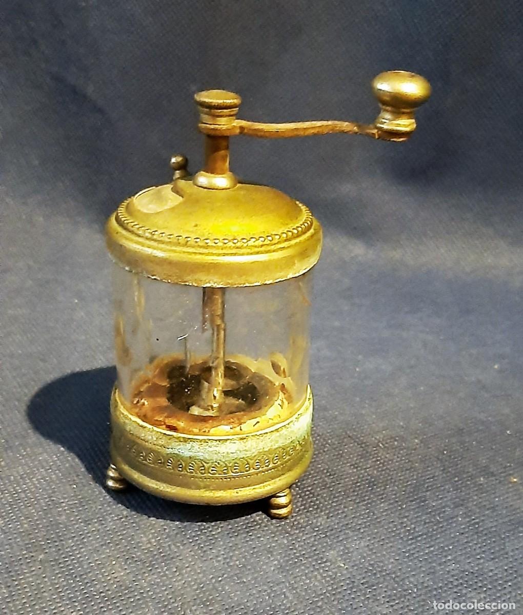 Antig&uuml;edades: Antiguo molinillo de pimienta en lat&oacute;n y cristal - Foto 1