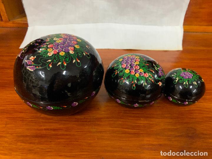 Antiquit&eacute;s: Encantador juego de 3 cajitas lacadas y pintadas a mano que encajan al estilo de las mu&ntilde;ecas ninoska