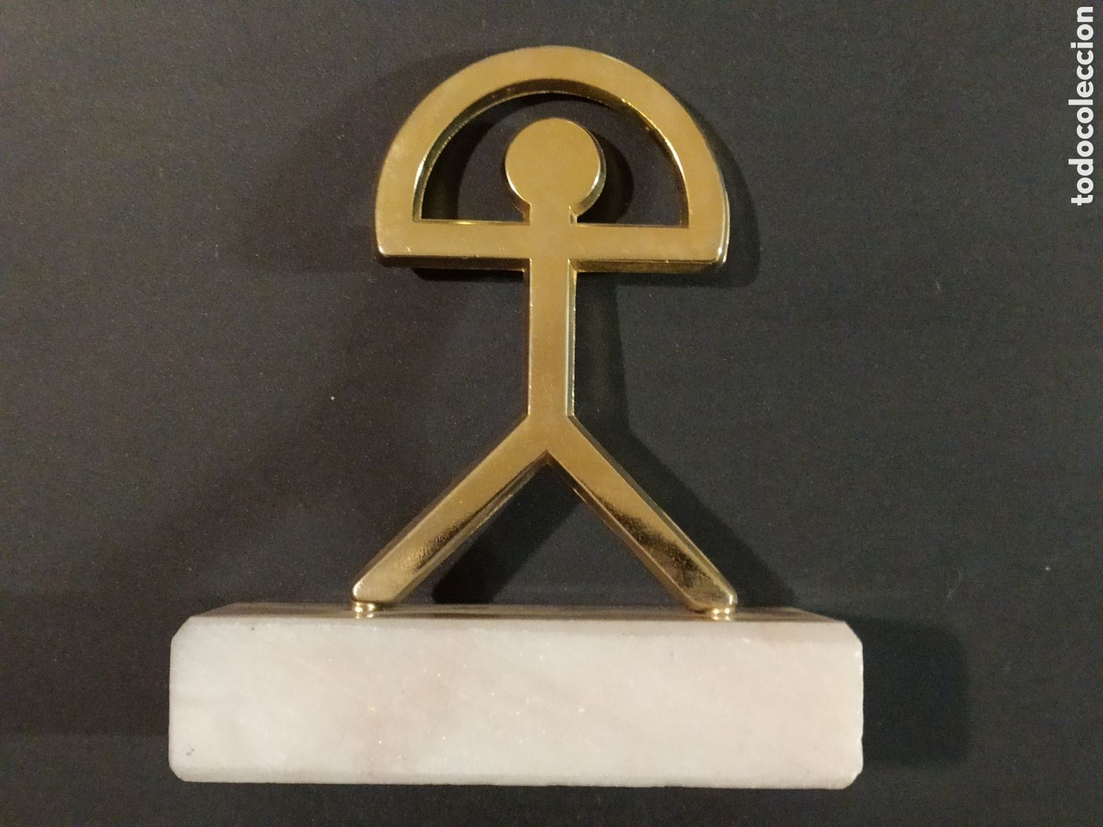 Antig&uuml;edades: INDALO DE BRONCE CON PEANA DE M&Aacute;RMOL - Foto 1