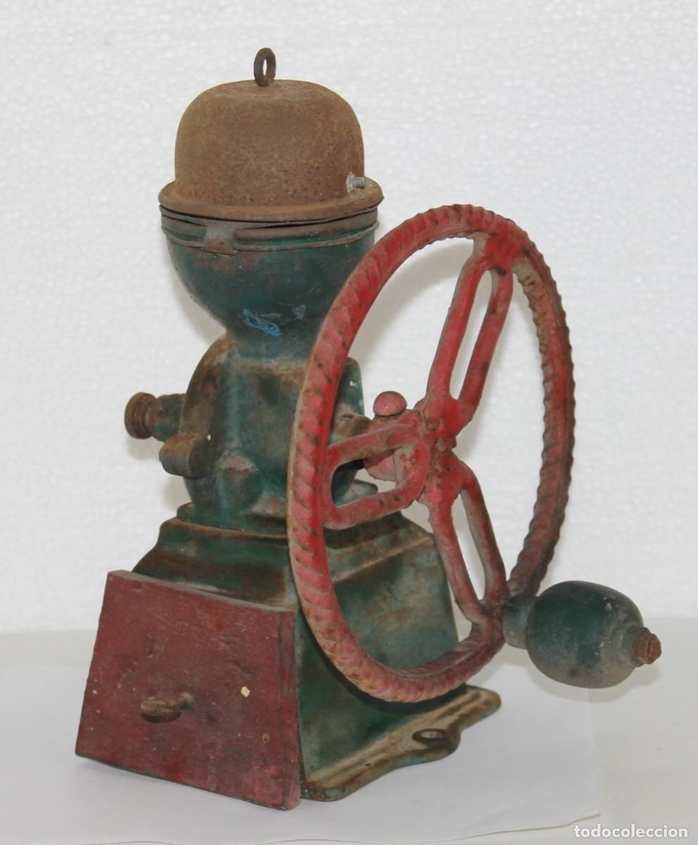 Antig&uuml;edades: Molinillo de caf&eacute; con rueda. Patentado. Principios siglo XX