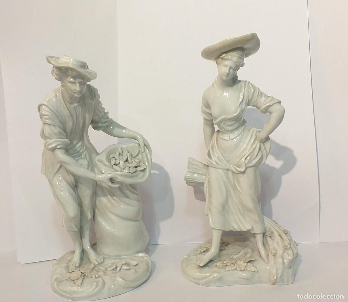 Antig&uuml;edades: Pareja de figuras &rdquo;recogiendo el cereal&rdquo; porcelana