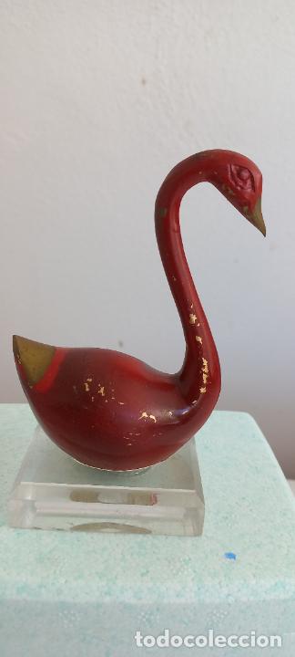 Antig&uuml;edades: CISNE DE BRONCE O LAT&Oacute;N SOBRE PEANA.