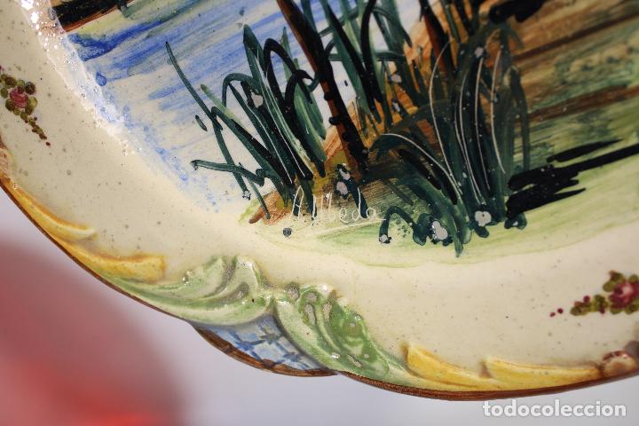 Antig&uuml;edades: plato pintado y firmado - Foto 2
