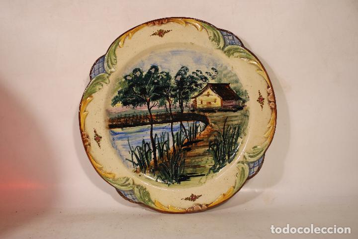 Antig&uuml;edades: plato pintado y firmado - Foto 3