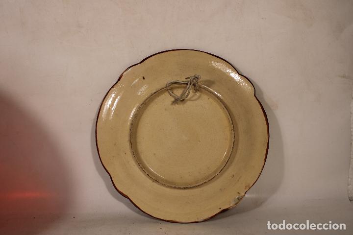 Antig&uuml;edades: plato pintado y firmado - Foto 4