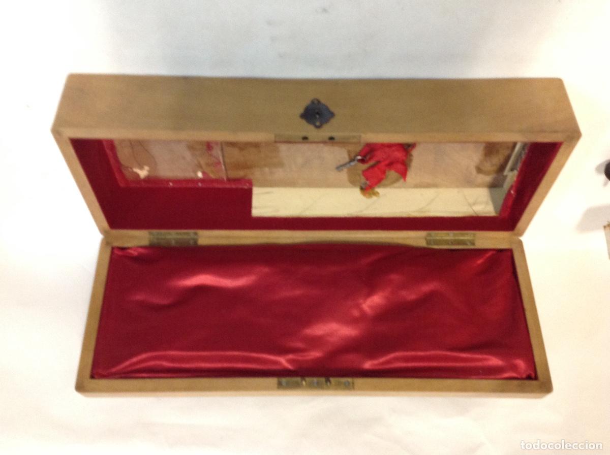 Antig&uuml;edades: Caja de nogal con llave. s XIX - Foto 2