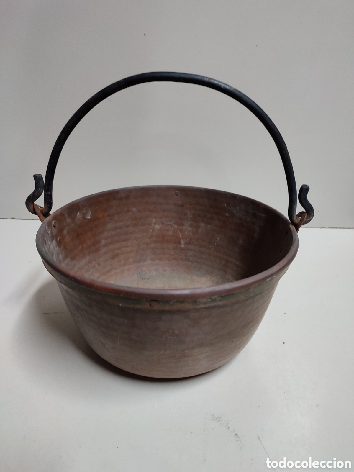 Antiquit&eacute;s: Antiguo caldero de cobre con asa de hierro forjado. Ideal decoraci&oacute;n.