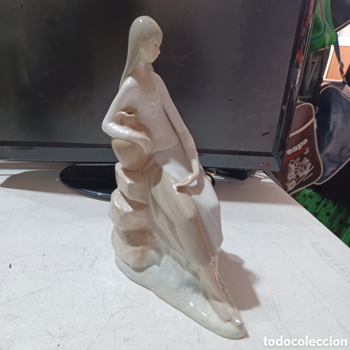 Antig&uuml;edades: Mujer con c&aacute;ntaro sobre rocas NAO LLADR&Oacute; - Foto 2