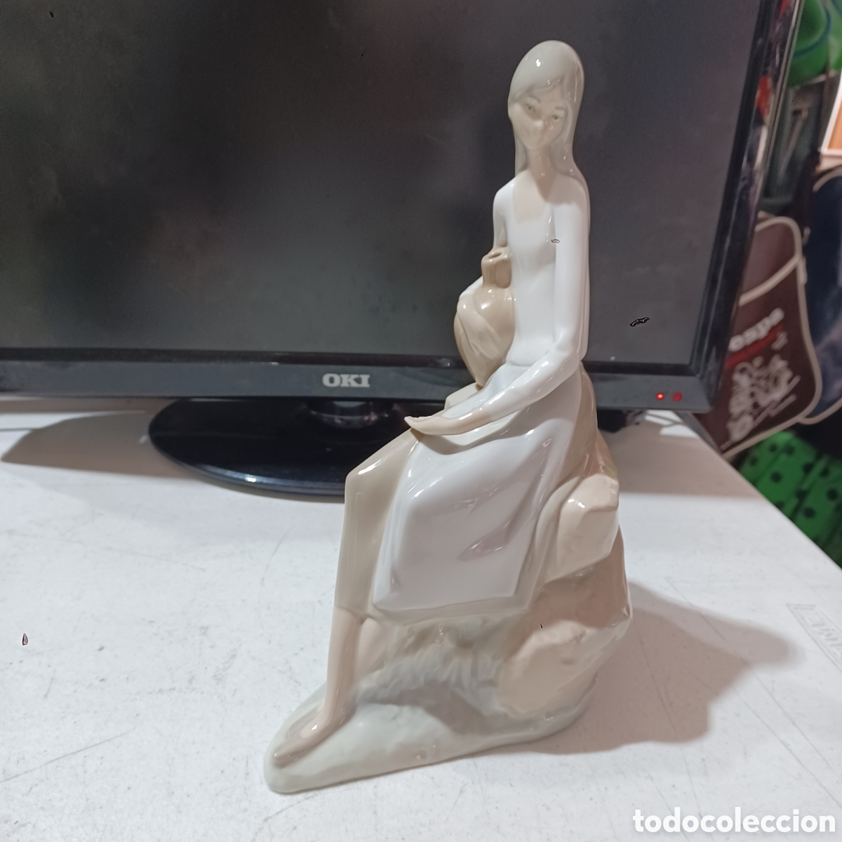 Antig&uuml;edades: Mujer con c&aacute;ntaro sobre rocas NAO LLADR&Oacute; - Foto 1
