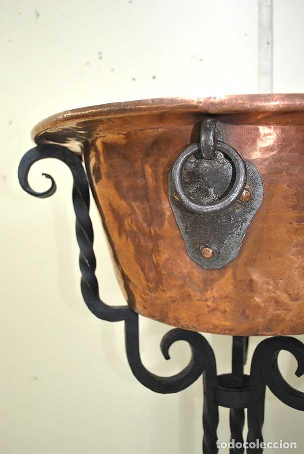 Antig&uuml;edades: ANTIGUO CALDERO DE COBRE CON SOPORTE - Foto 2