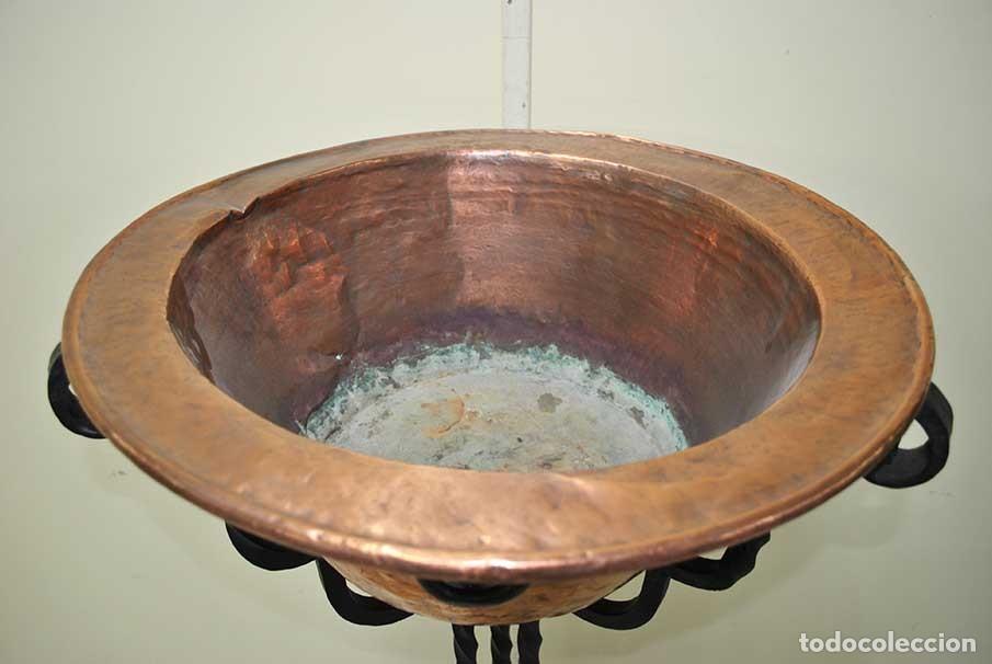 Antig&uuml;edades: ANTIGUO CALDERO DE COBRE CON SOPORTE - Foto 3