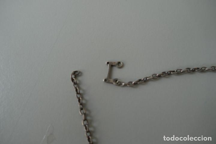 Antig&uuml;edades: Cadena con relicario de plata - Foto 7