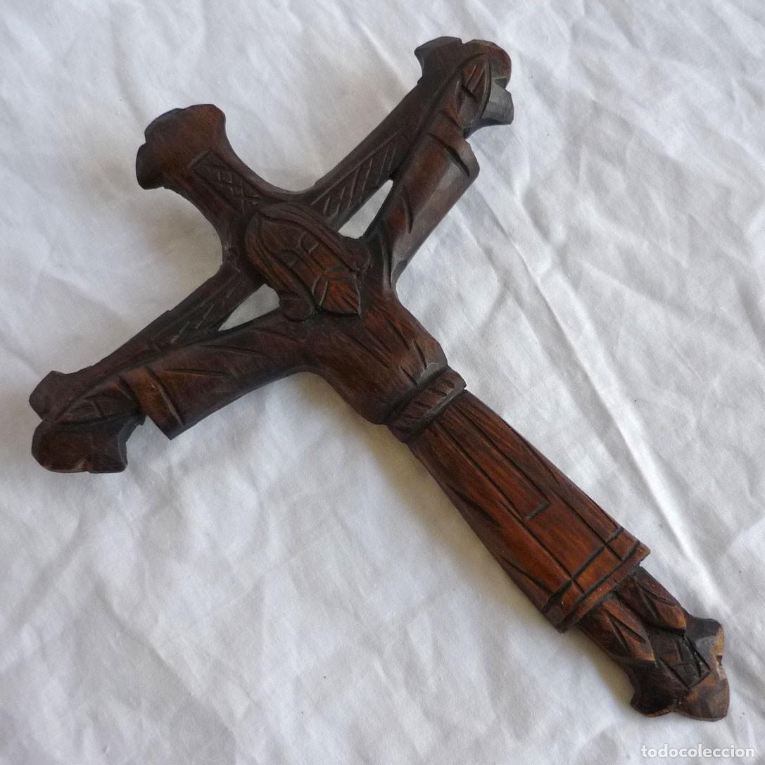 Antig&uuml;edades: Cristo crucificado, talla en madera - Foto 1