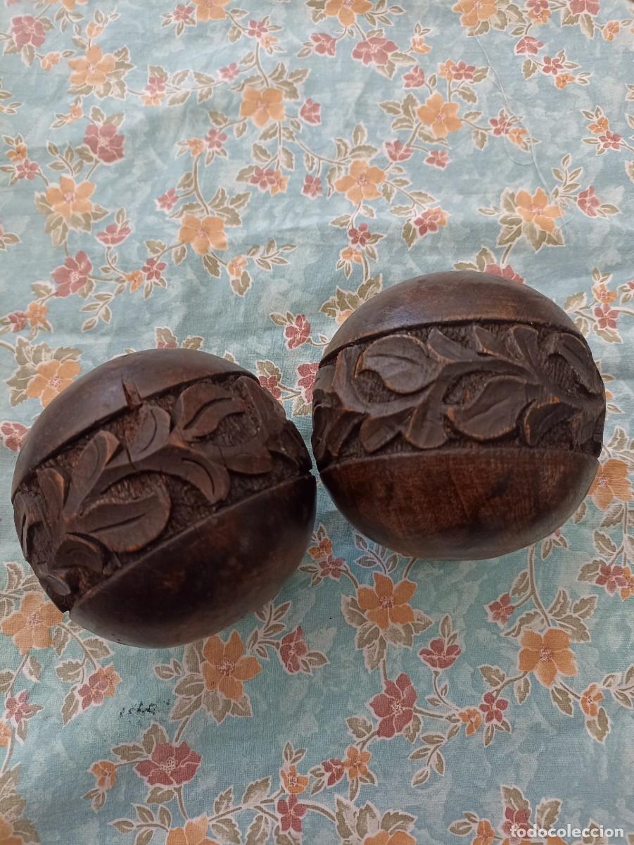 Antiques: Antiguas bolas de madera talladas a mano. 31 cms.