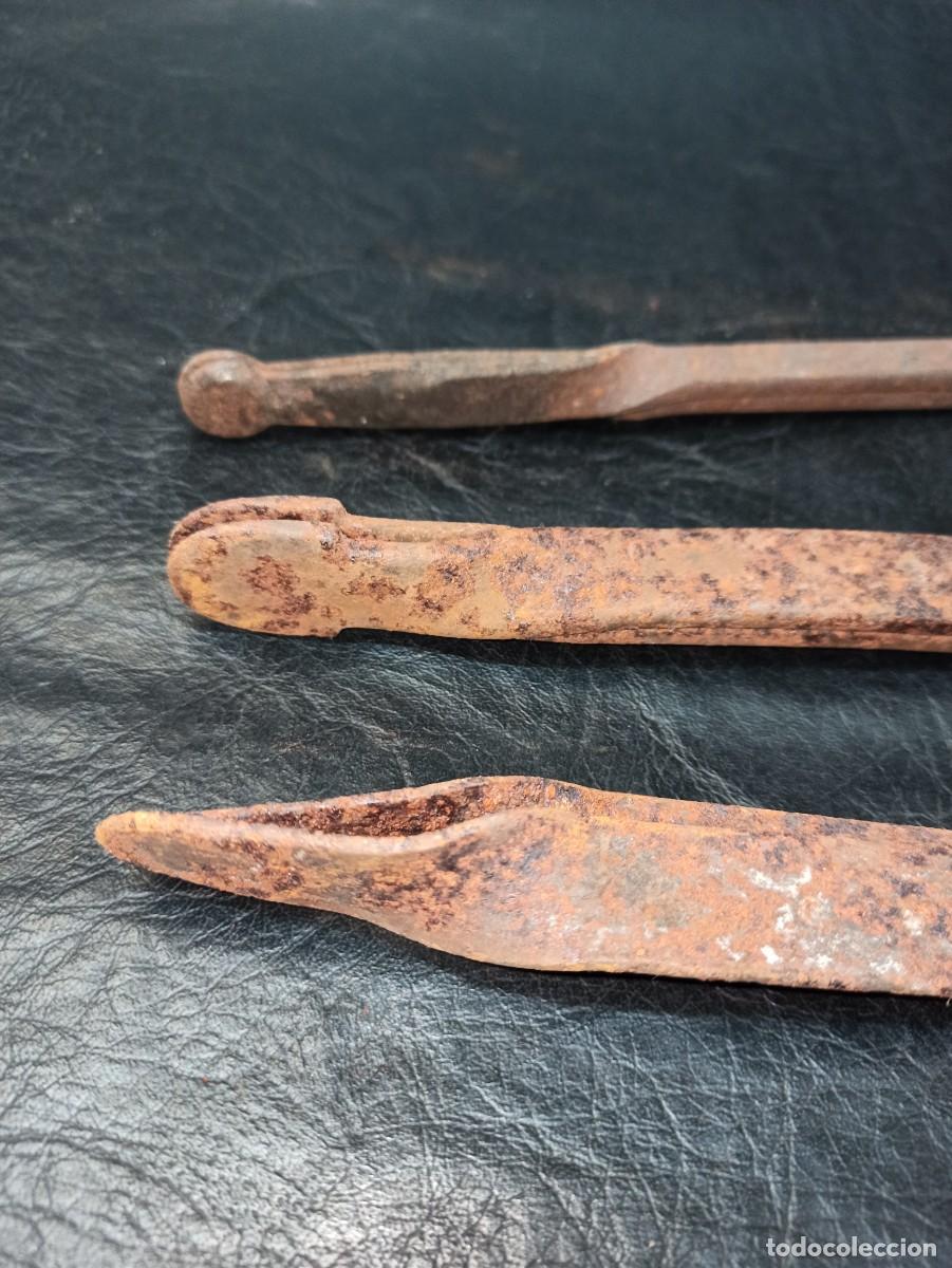 Antig&uuml;edades: Colecci&oacute;n de tres tenazas de hogar. CG1 - Foto 3