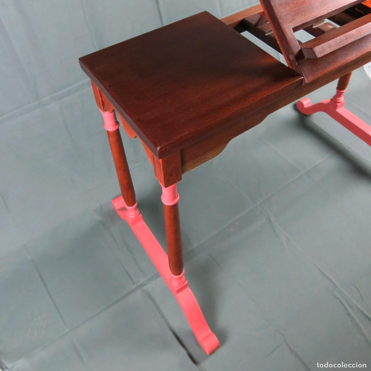 Antig&uuml;edades: MESA ATRIL BARNIZADA Y PINTADA A LA TIZA - Foto 3