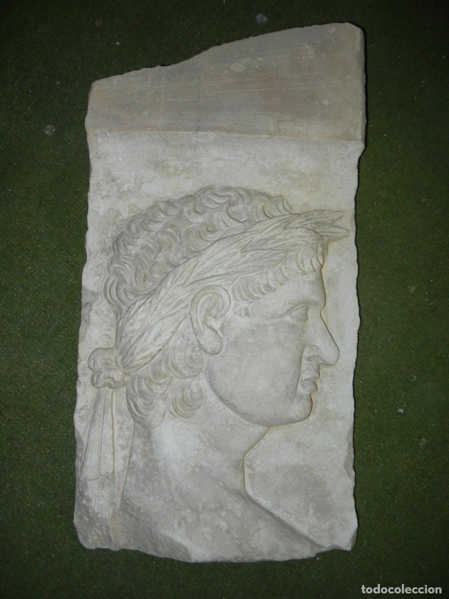 Antiguidades: Bajo relieve Romano de Segovia de m&aacute;rmol y documento acreditativo del Ministerio de Cultura.