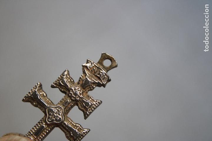 Antig&uuml;edades: cruz de caravaca en metal - Foto 4