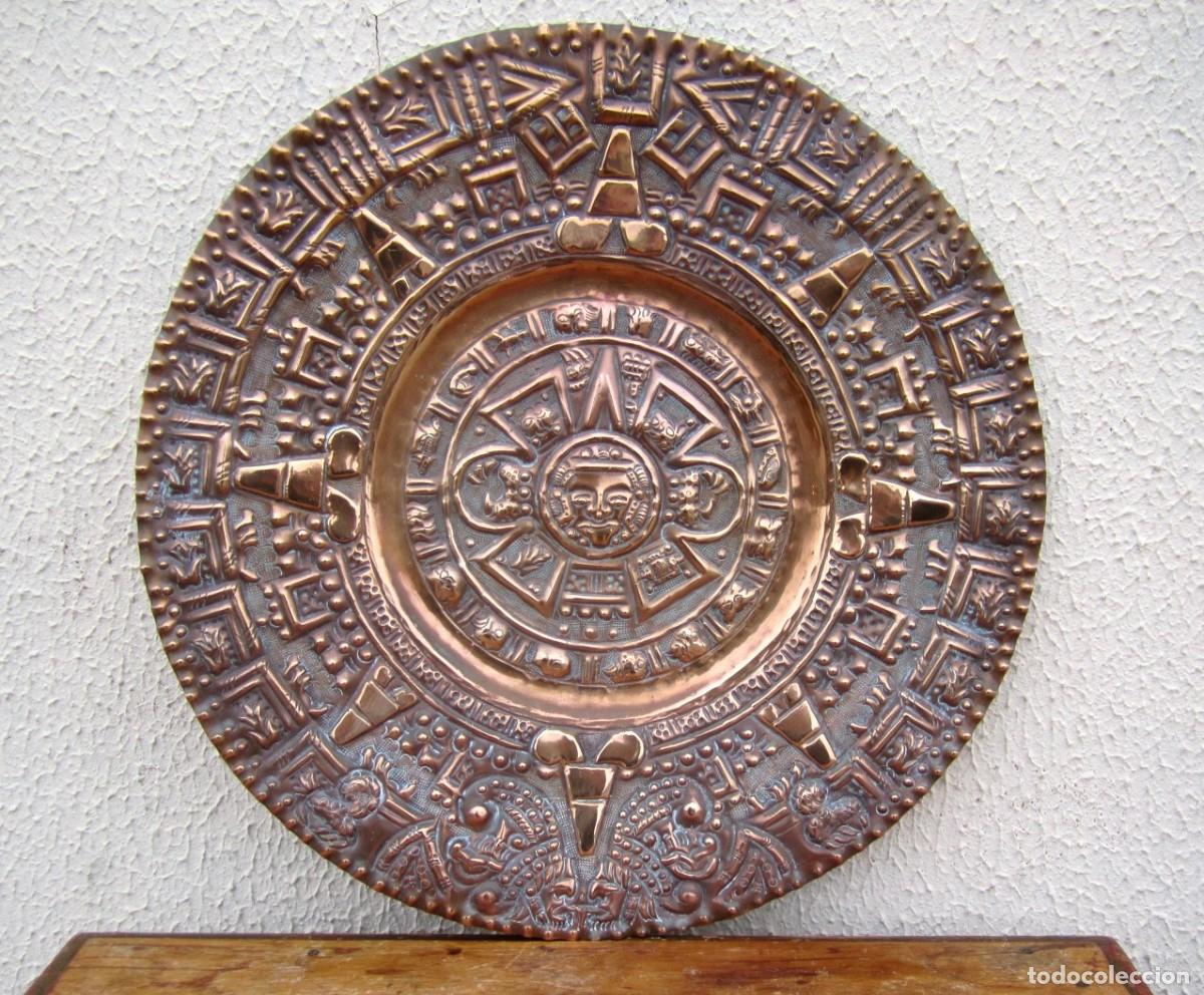 Antig&uuml;edades: Plato de cobre repujado con el calendario Maya - Foto 1