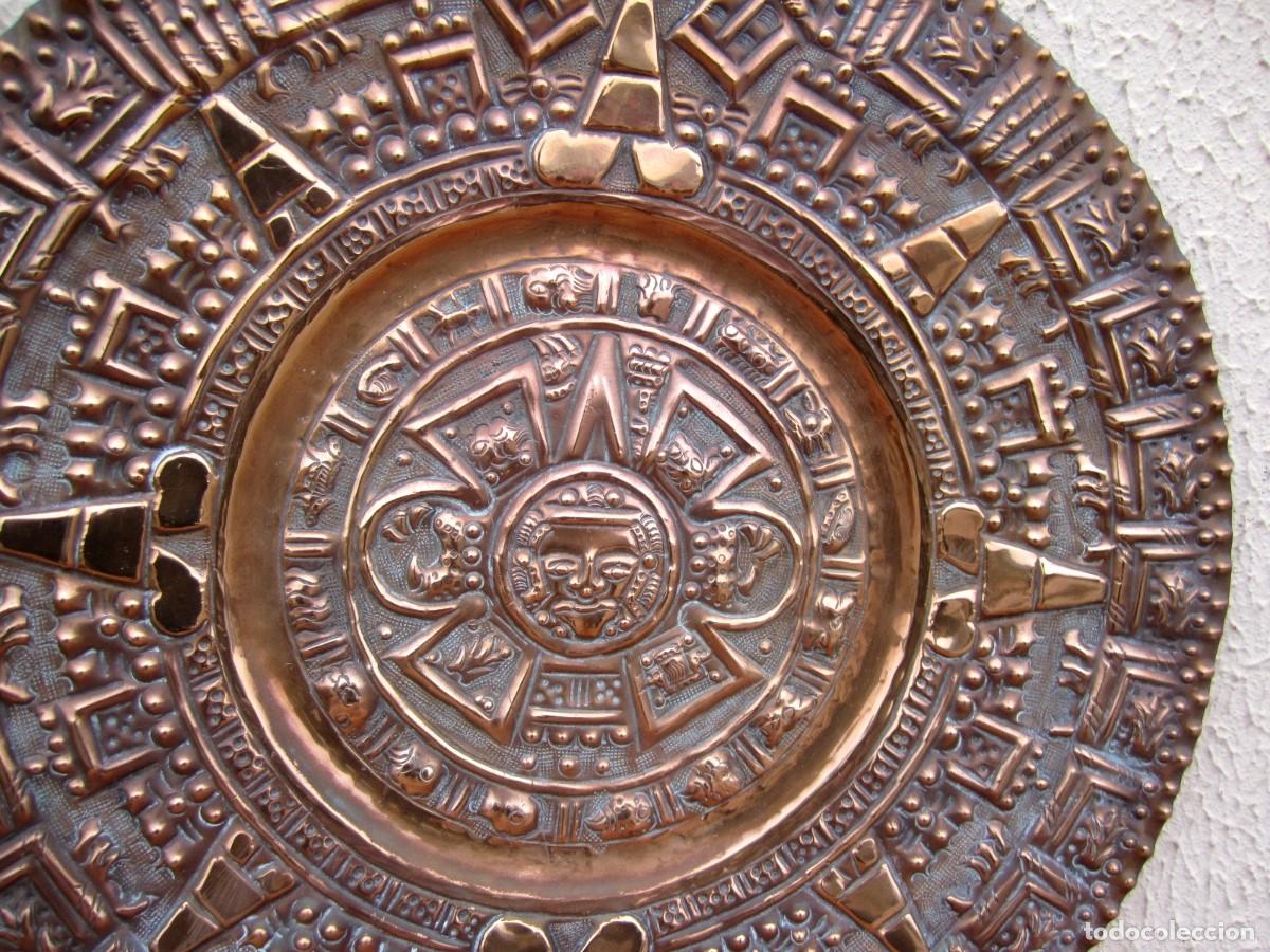 Antig&uuml;edades: Plato de cobre repujado con el calendario Maya - Foto 2