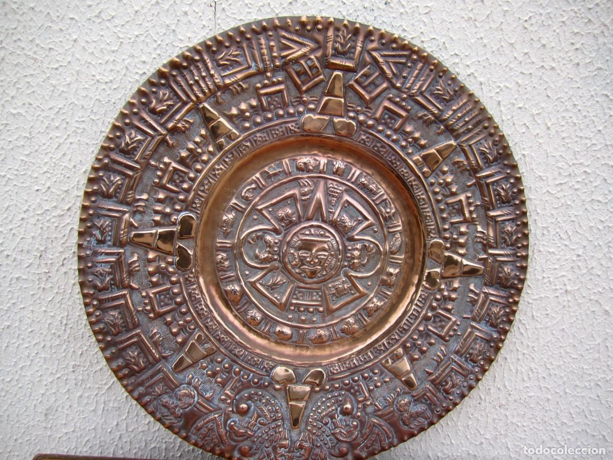Antig&uuml;edades: Plato de cobre repujado con el calendario Maya - Foto 3