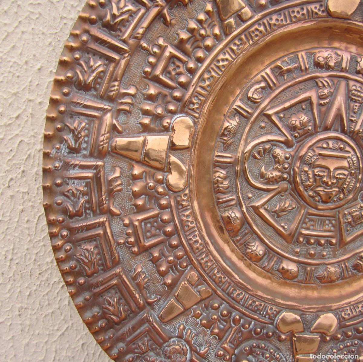 Antig&uuml;edades: Plato de cobre repujado con el calendario Maya - Foto 4