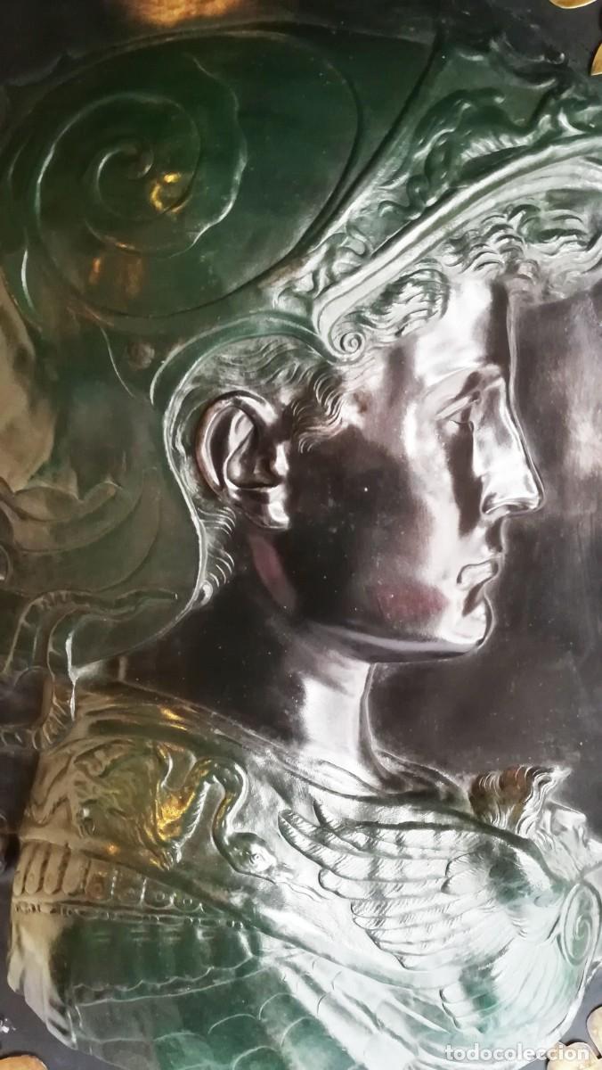 Antig&uuml;edades: RELIEVE GUERRERO EN BRONCE PATINADO - Foto 2