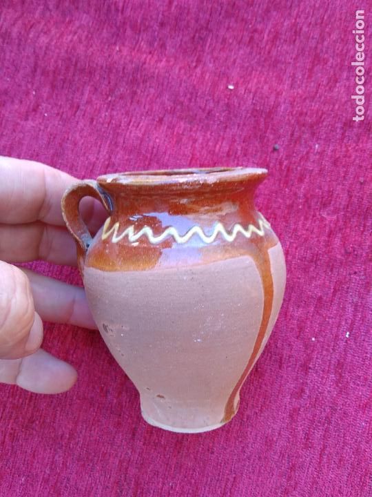 Antig&uuml;edades: Jarrita de barro. Vitrina 12 - Foto 2